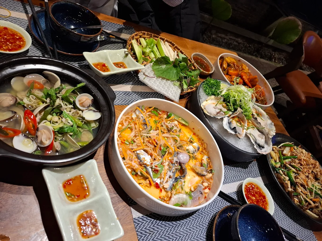 quán ăn gần bãi sau - Hình 1